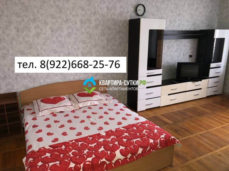 Снять 1-комнатную квартиру посуточно. Киров, Ул. Воровского, 73.  ( Обл Больница ) Центр